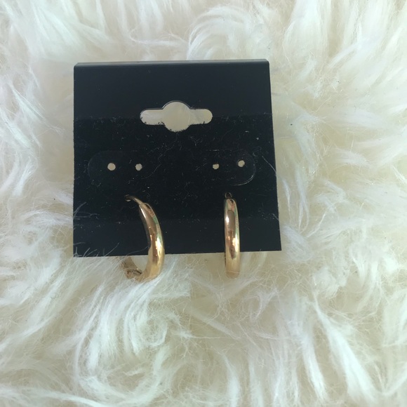 Jewelry - Gold hoop earring